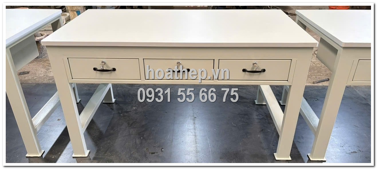 b&agrave;n thao t&aacute;c 3 ngăn k&eacute;o,  b&agrave;n thao t&aacute;c c&ocirc;ng nghiệp,  b&agrave;n l&agrave;m việc 3 ngăn k&eacute;o,  b&agrave;n thao t&aacute;c khung th&eacute;p hộp 40x80  mặt b&agrave;n MFC 25mm,  b&agrave;n thao t&aacute;c m&agrave;u x&aacute;m sơn tĩnh điện,  b&agrave;n thao t&aacute;c k&iacute;ch thước 1530x770x850,  b&agrave;n thao t&aacute;c xưởng cơ kh&iacute;