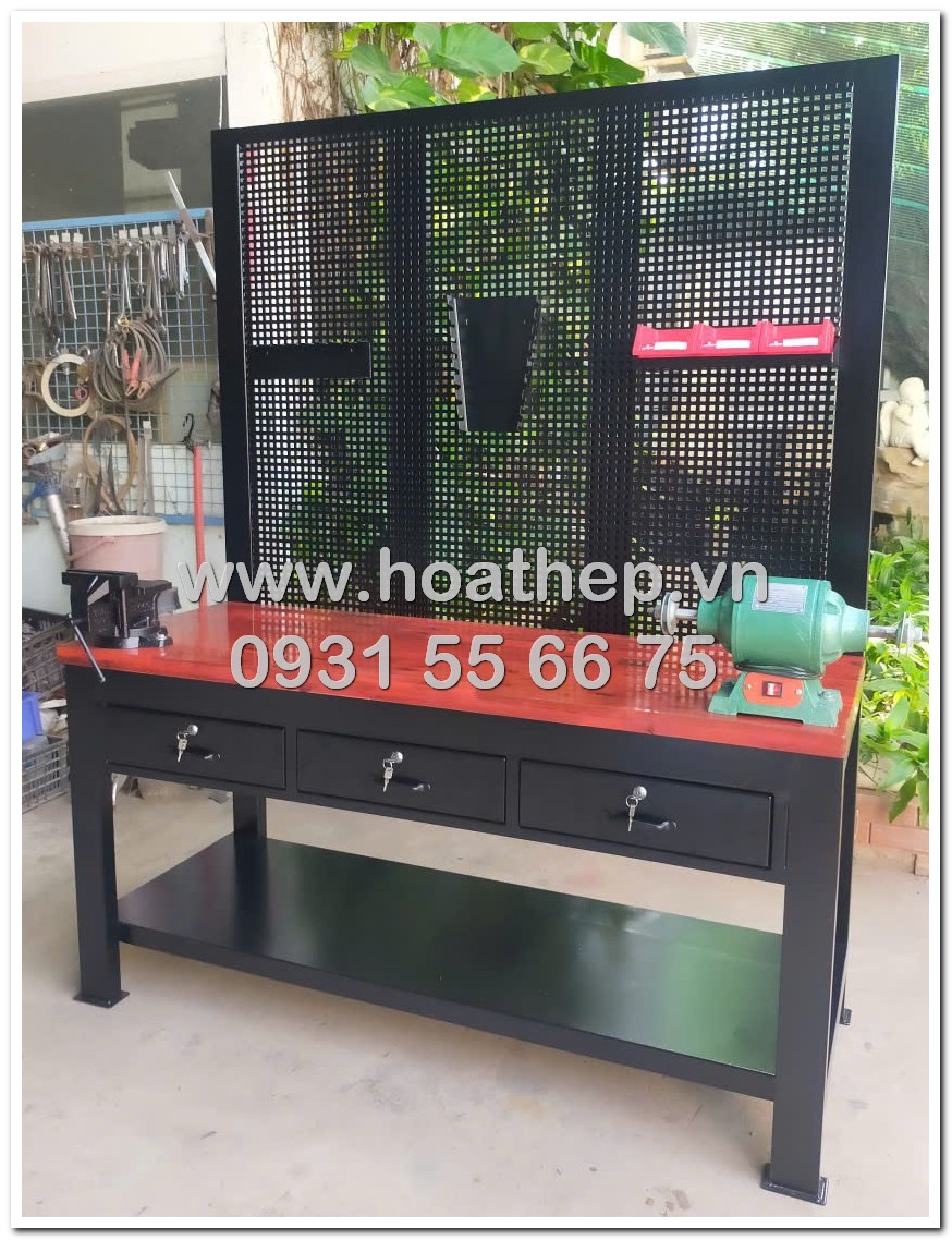 b&agrave;n thao t&aacute;c 3 ngăn k&eacute;o, b&agrave;n l&agrave;m việc c&oacute; bảng treo 1600, b&agrave;n thao t&aacute;c c&ocirc;ng nghiệp đen, kệ chứa đồ b&ecirc;n dưới b&agrave;n, b&agrave;n gỗ d&agrave;y 36mm, b&agrave;n thao t&aacute;c cho xưởng, gi&aacute; b&agrave;n thao t&aacute;c 1m6