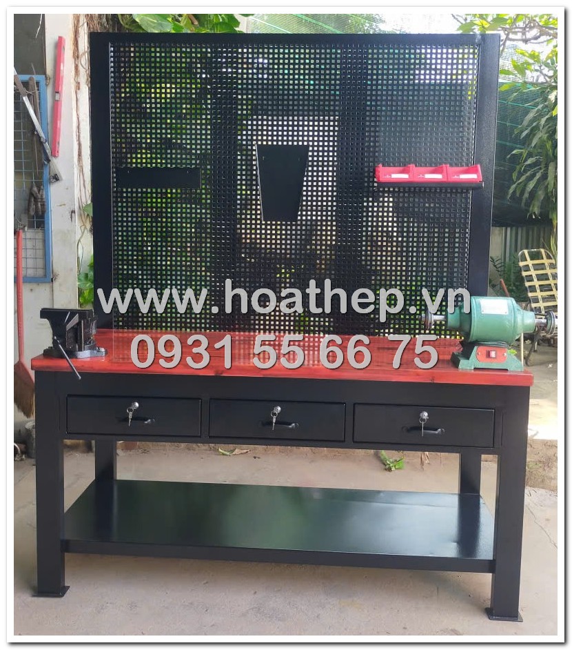b&agrave;n thao t&aacute;c 3 ngăn k&eacute;o, b&agrave;n l&agrave;m việc c&oacute; bảng treo 1600, b&agrave;n thao t&aacute;c c&ocirc;ng nghiệp đen, kệ chứa đồ b&ecirc;n dưới b&agrave;n, b&agrave;n gỗ d&agrave;y 36mm, b&agrave;n thao t&aacute;c cho xưởng, gi&aacute; b&agrave;n thao t&aacute;c 1m6