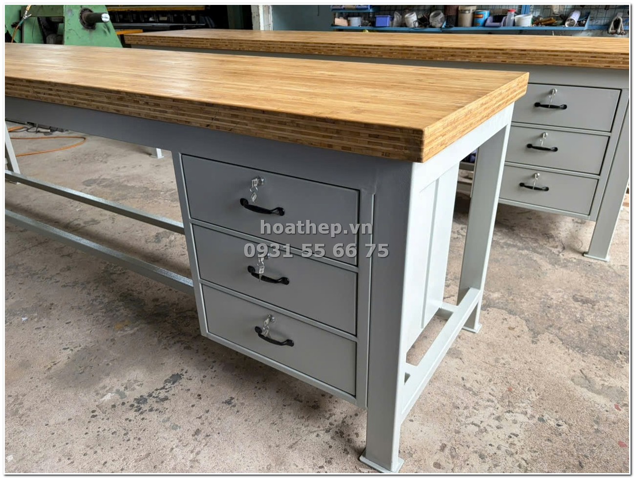 bàn thao tác mặt tre ép, bàn làm việc gỗ tre, bàn thao tác 3 ngăn kéo, bàn xưởng mặt tre dày 60mm, bàn thao tác 3300x800x900, bàn thao tác khung hộp 40x80, bàn thao tác xưởng mộc, bàn thao tác xưởng cơ khí, bàn thao tác cao cấp, bàn thao tác sơn tĩnh điện xám
